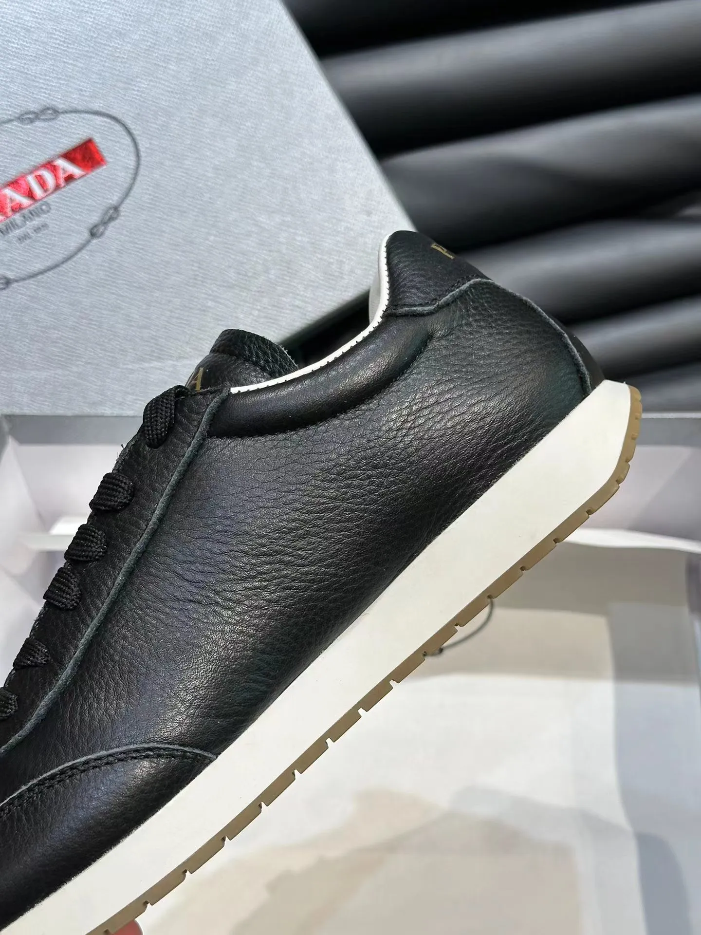 P400 38-45 Prada Prada’s new men’s leather sneakers, the highest version on the market, any comparison is welcome🆚! The original leather has excellent texture and is super high-end! Fetal sheep net lining imported from Italy, removable pad! Luxurious materials and fine workmanship, highly recommended!
